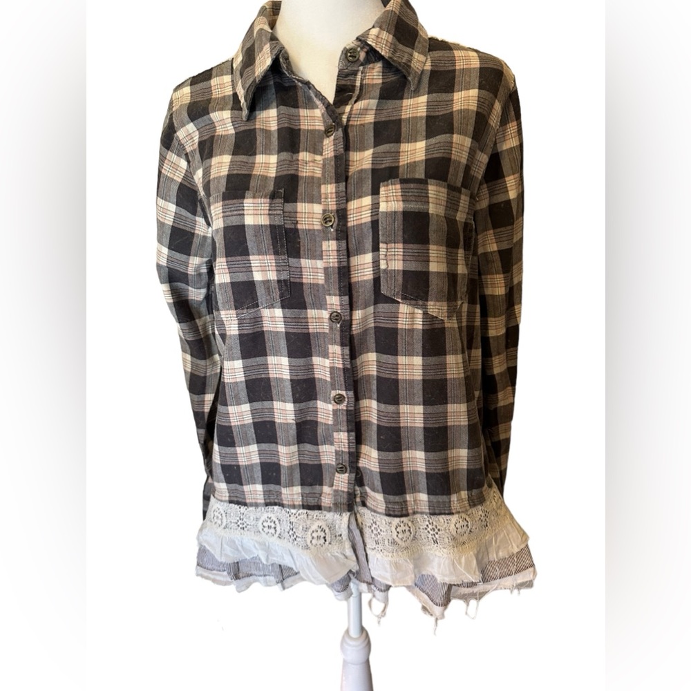 Gimmicks by BKE women’s casual plaid shirt trimmed in lace M